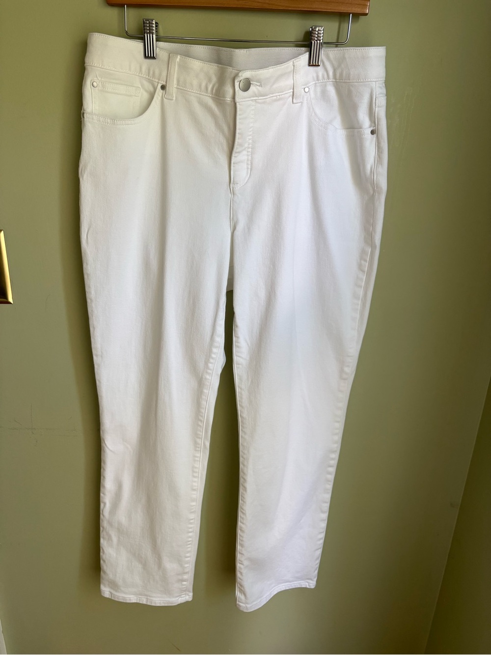Chico’s So Slimming White Cropped Jeans size L (12-14). Stretch waistband. Great
